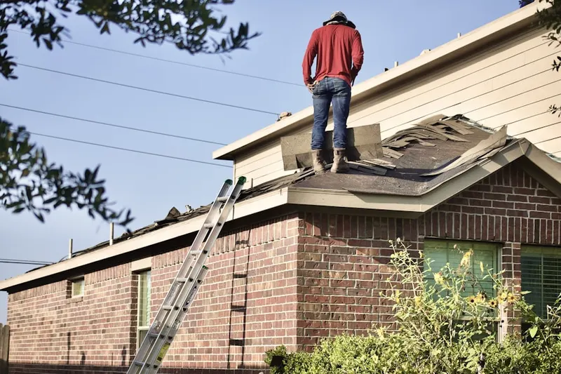 Professional roofer working on a residential roof in Leidighs